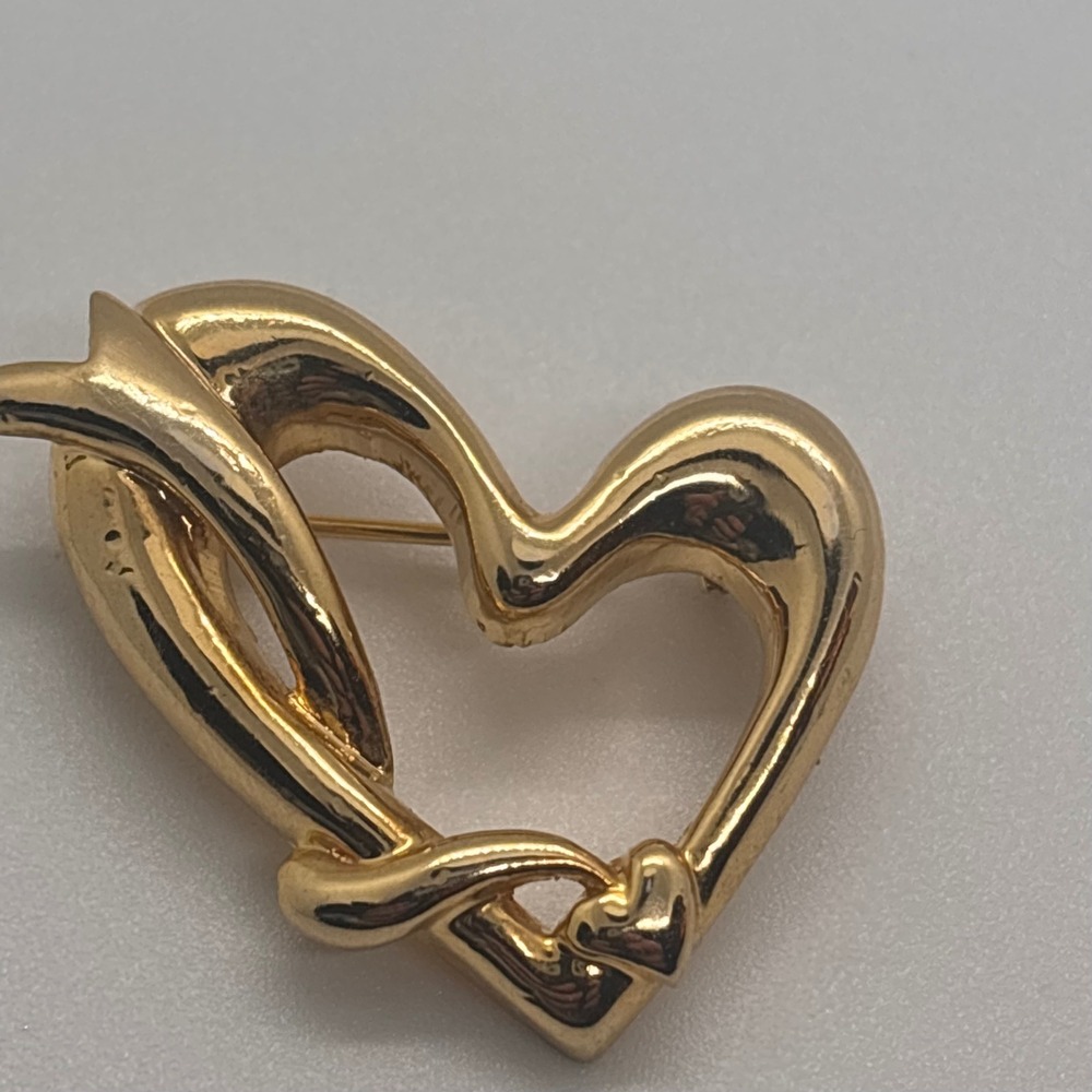 Vintage Heart Brooch Gold Tone Open Heart Pin Twisted Knot Detail‎ Elegant